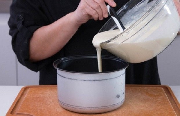 Đổ hỗn hợp bột bánh bông lan vào nồi cơm điện đã chống dính
