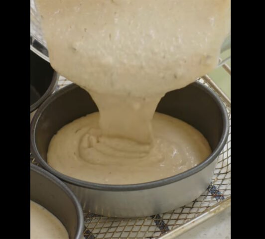 Đổ hỗn hợp bột yến mạch trứng gà sữa tươi vào khuôn