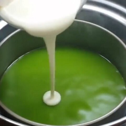 Đổ lớp bánh da lợn lá dứa vào khuôn hấp