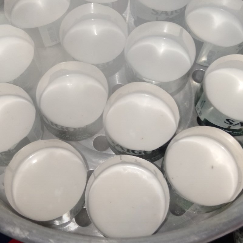 Đổ lớp bột đầu tiên vào khuôn hấp bánh bèo ngọt