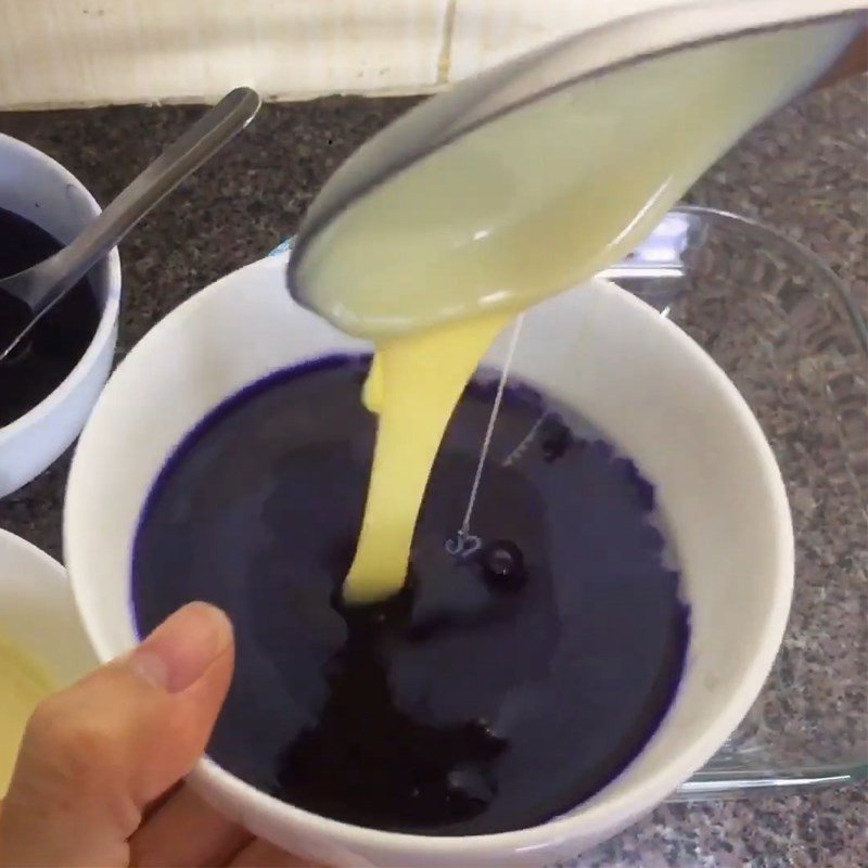 Đổ lớp rau câu hoa đậu biếc đầu tiên