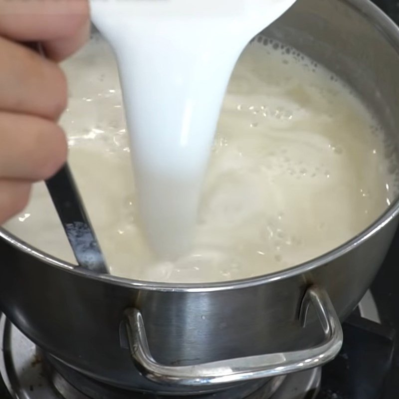 Đổ lớp rau câu sợi giòn béo ngậy