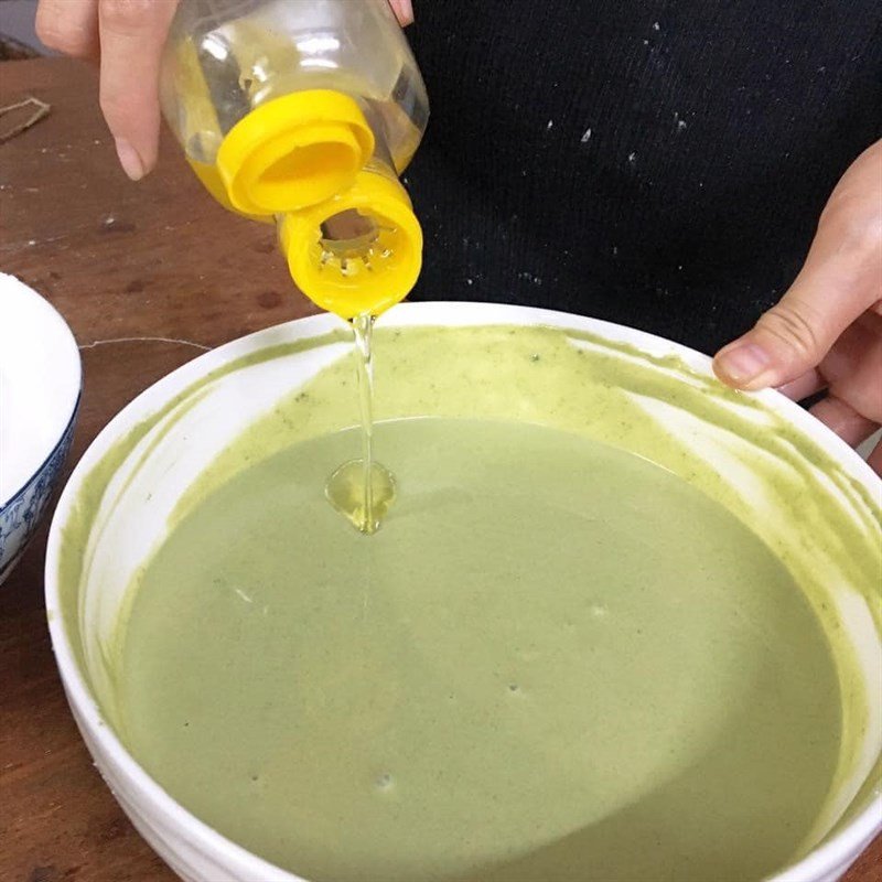 Đổ nước cốt dừa vào máy xay cùng các nguyên liệu làm bánh lá mít