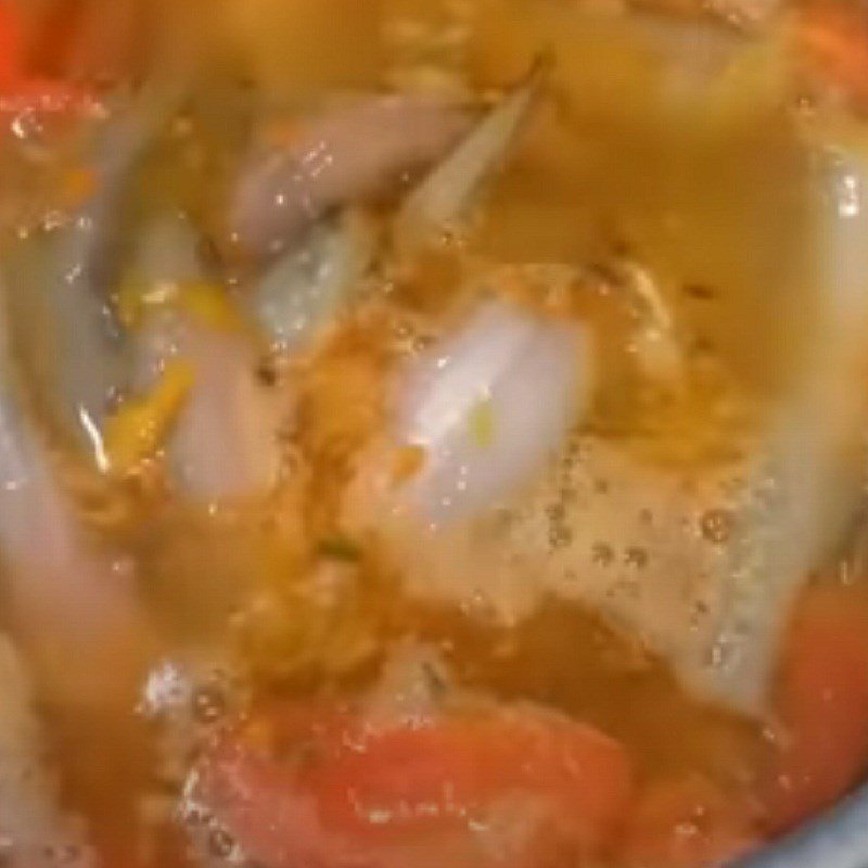 Đổ nước vào nồi canh cá khoai đang sôi