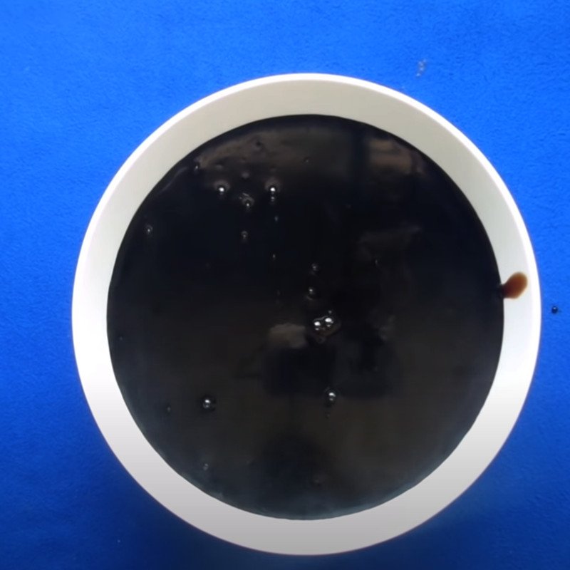 Đổ thạch đen đã nấu ra khuôn để đông lại, tạo hình đẹp mắt