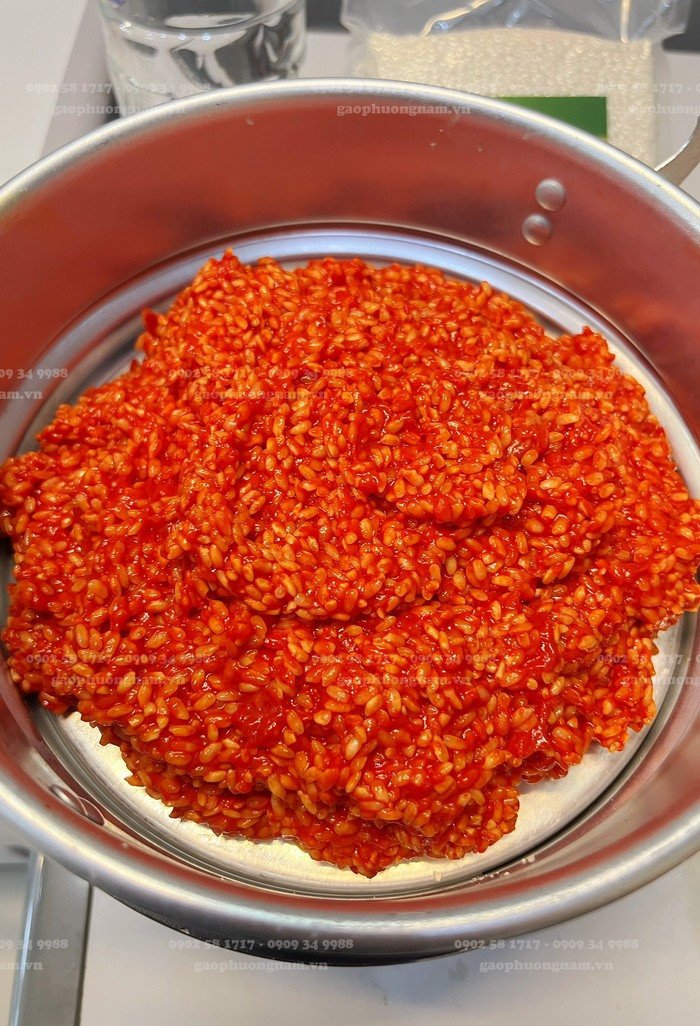 Đồ xôi gấc trên xửng hấp, một phần thiết yếu của cách nấu xôi gấc bằng xửng hấp