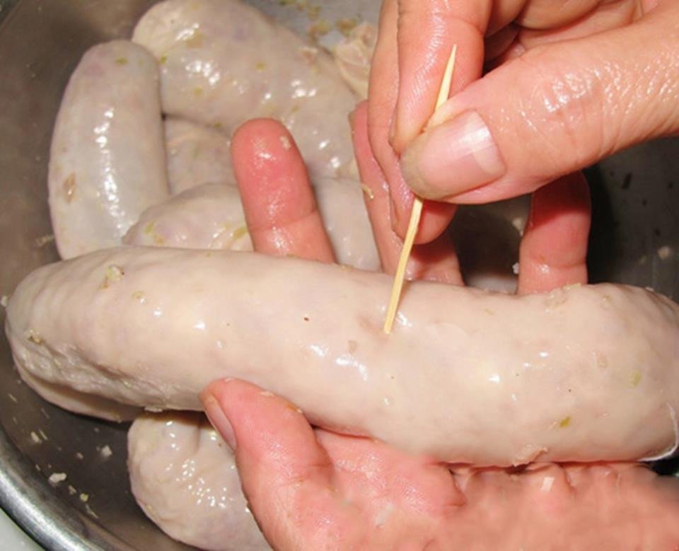 Dồi heo được làm thủ công và luộc chín vàng đẹp mắt