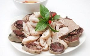 Dồi heo và lòng heo cần được sơ chế thật sạch