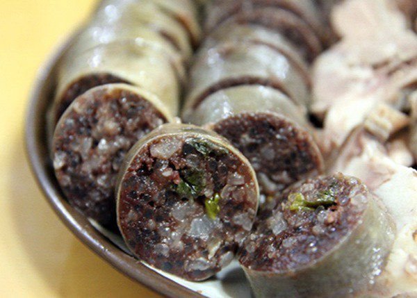 Dồi lòng luộc chín thái khoanh là phần không thể thiếu trong cháo lòng miền bắc