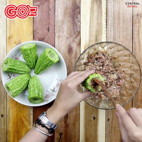 Dồn thịt vào khổ qua