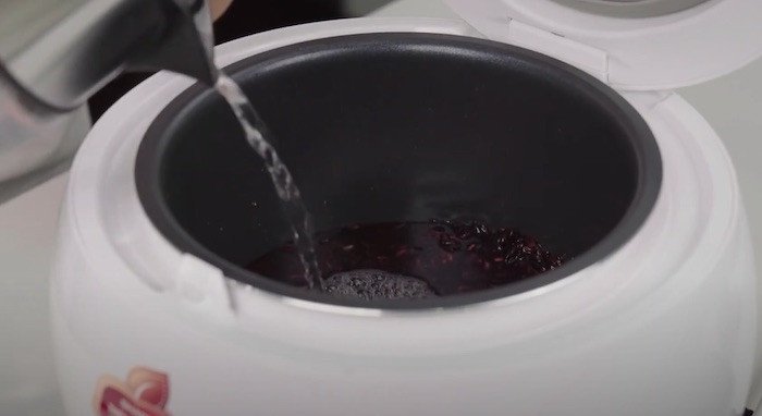 Đong lượng nước chính xác khi nấu nếp cẩm bằng nồi cơm điện