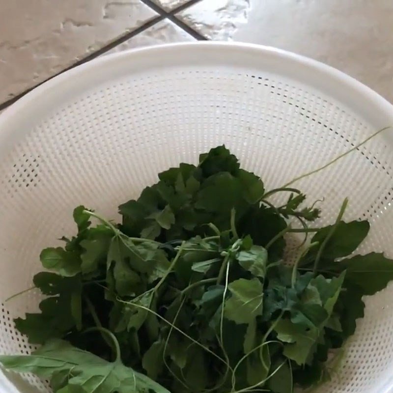 Đọt mướp đắng đang được sơ chế