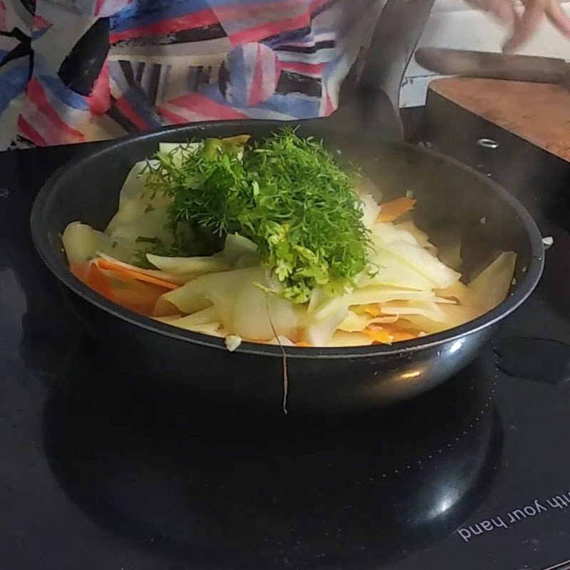 Đu đủ và cà rốt đang được xào trên chảo