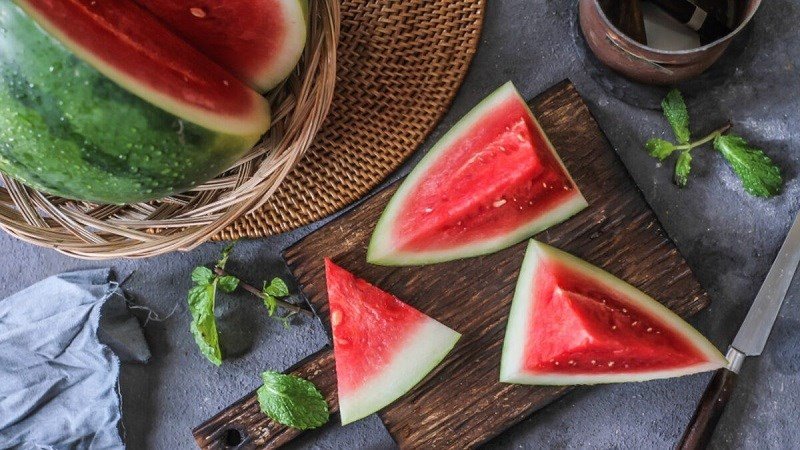 Dưa hấu đã được bổ và để lâu ngày