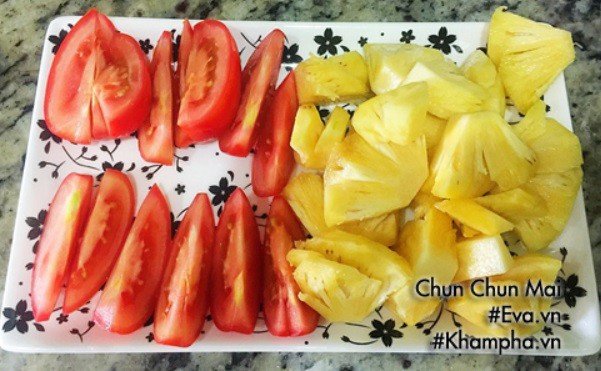 Dứa tươi cắt miếng, nguyên liệu tạo vị chua ngọt tự nhiên cho món cá nục kho.