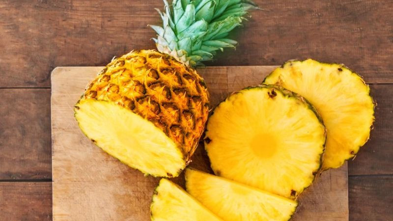 Dứa tươi gọt sẵn, món ăn vặt lành mạnh cho chế độ ăn kiêng