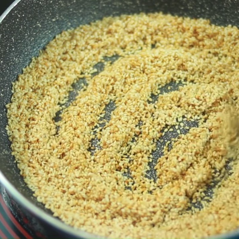 Dừa tươi nạo sợi trắng muốt, chuẩn bị trộn vào xôi