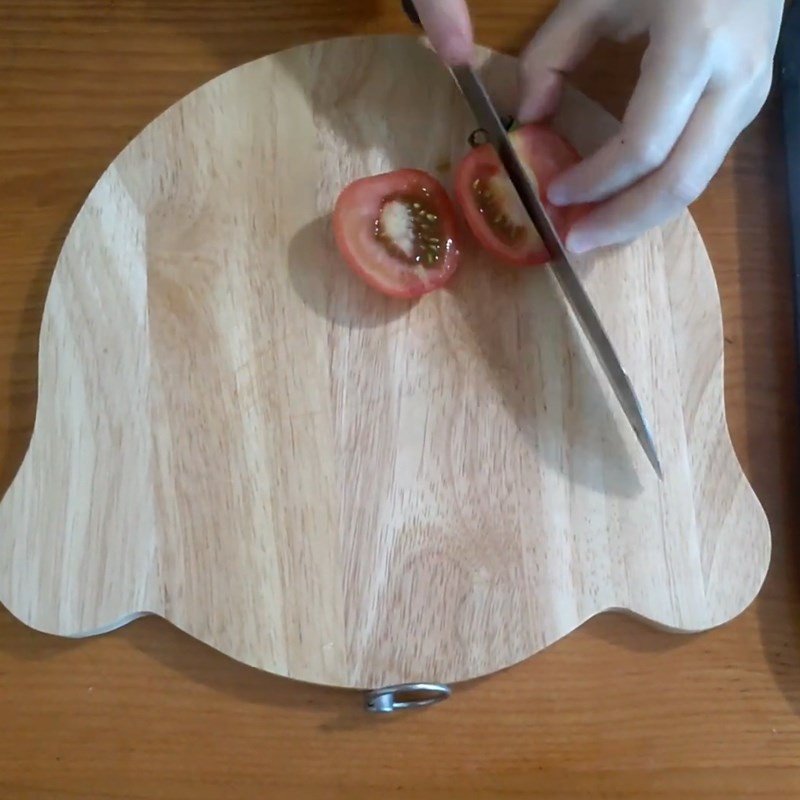 Dứa và cà chua tươi ngon được cắt miếng sẵn sàng để xào sách bò