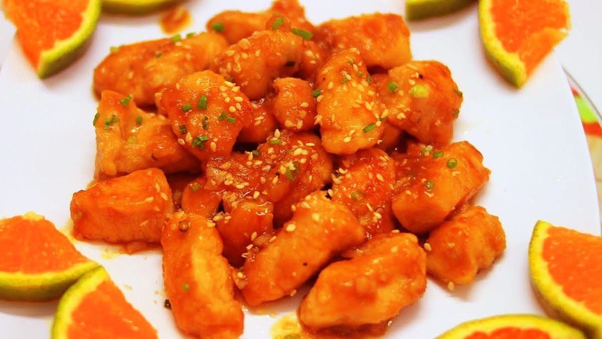 Đùi gà sốt cà chua đỏ mọng, món ăn cơm hấp dẫn cho trẻ nhỏ