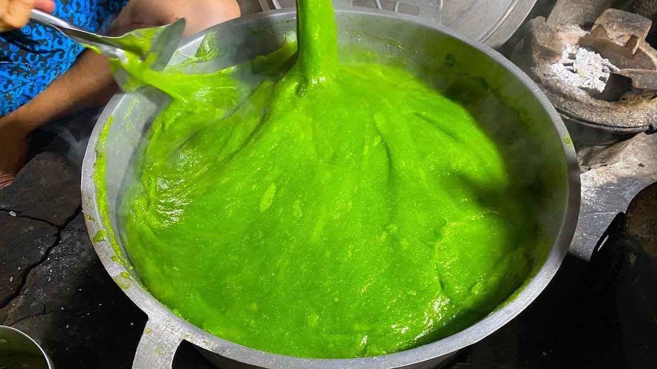 Đun bột trên bếp để có bánh đúc giòn mịn