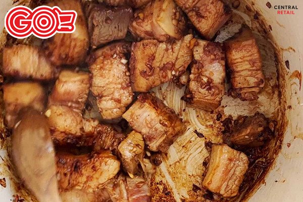 Đun đường để tạo nước màu cánh gián, bước quan trọng trong công thức thịt kho trứng ngon.