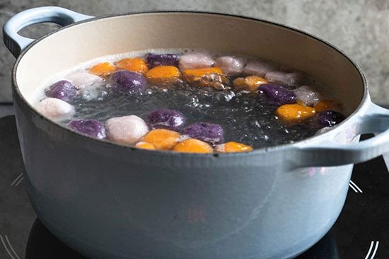 Đun nước sôi già mới cho khoai vào luộc