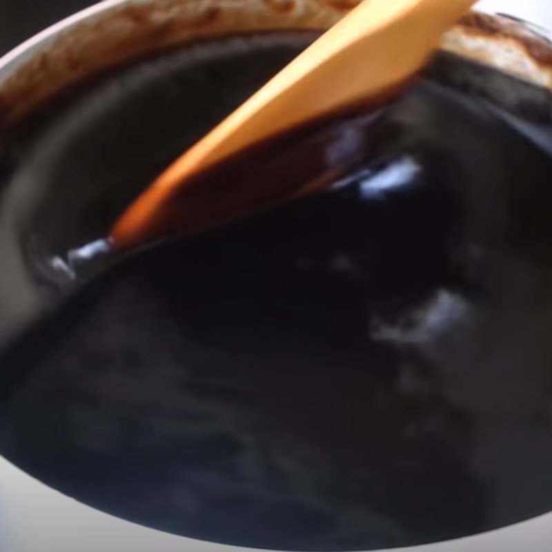 Đun sôi hỗn hợp bột thạch đen trên bếp, khuấy đều liên tục