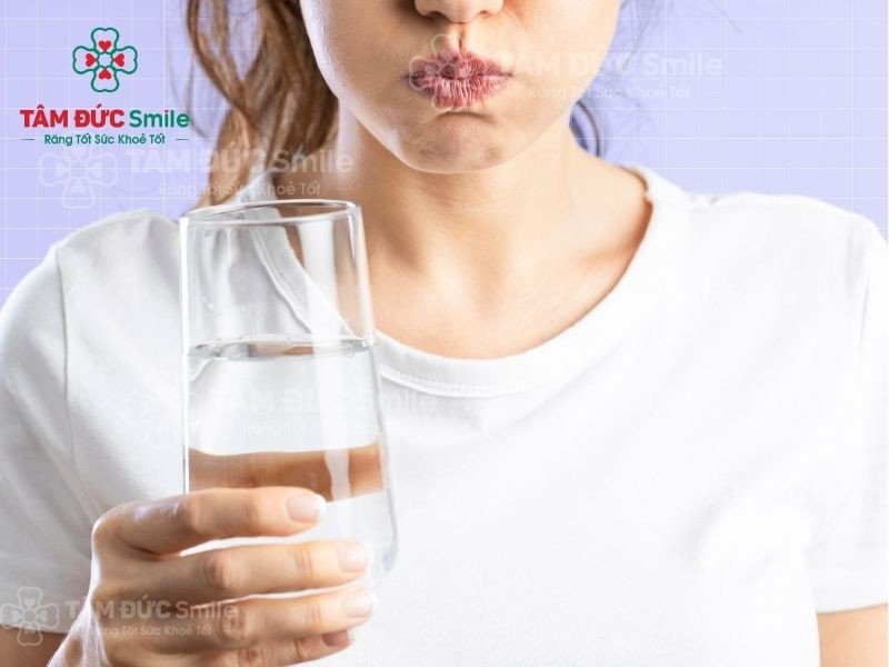 Dùng nước lá chanh tươi để súc miệng sẽ giúp cho hơi thở thơm mát và sảng khoái hơn