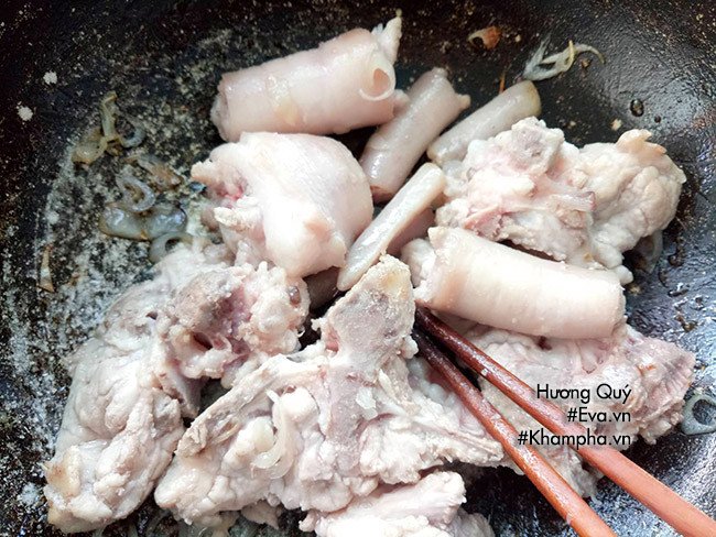 Đuôi heo đang được xào sơ với hành tỏi