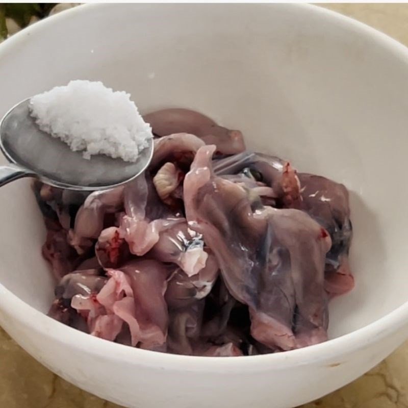 Ếch đã ướp gia vị, sẵn sàng để xào