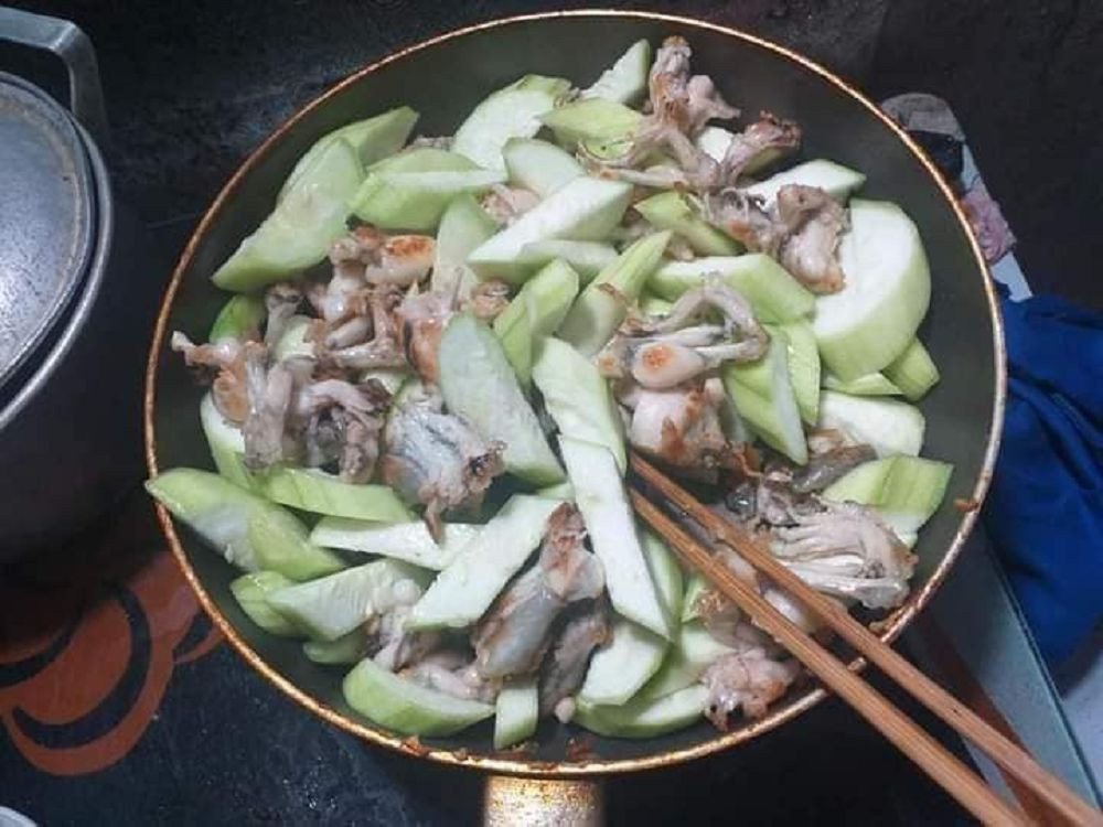 Ếch xào mướp hương thanh mát cho bé ăn cơm