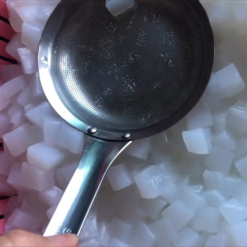 Ép ráo nước thạch dừa thô để đảm bảo độ giòn