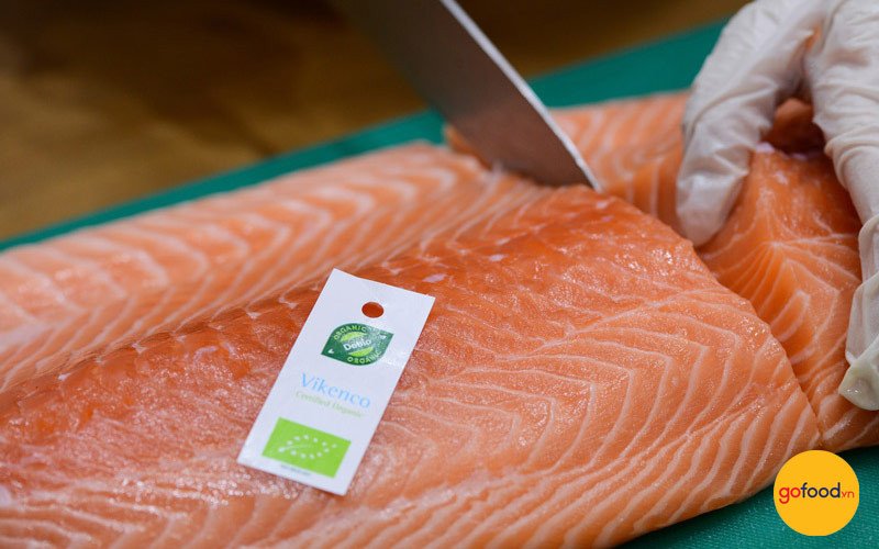 Fillet cá hồi tươi ngon nhúng lẩu Thái chua ngọt