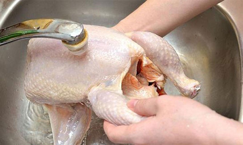 Gà đã ướp gia vị sẵn sàng cho món hủ tiếu