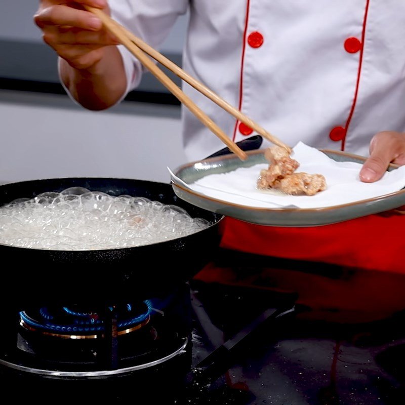 Gà được lăn bột và chiên vàng ươm