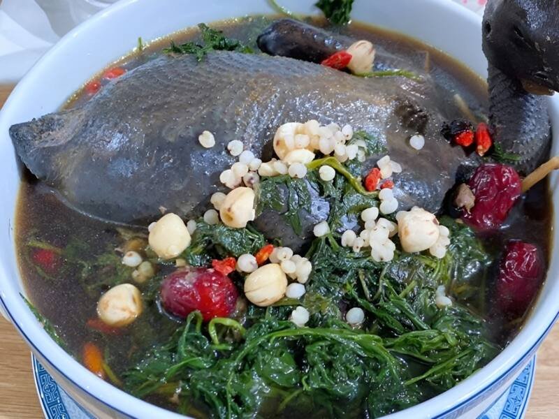 Gà hầm ngải cứu hạt sen táo đỏ với màu sắc hấp dẫn, vị ngọt thanh và hương thơm quyến rũ.