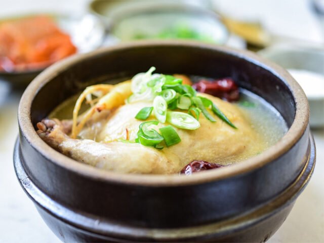 Gà hầm sâm bổ lượng với nước dừa xiêm và rau củ tươi ngon