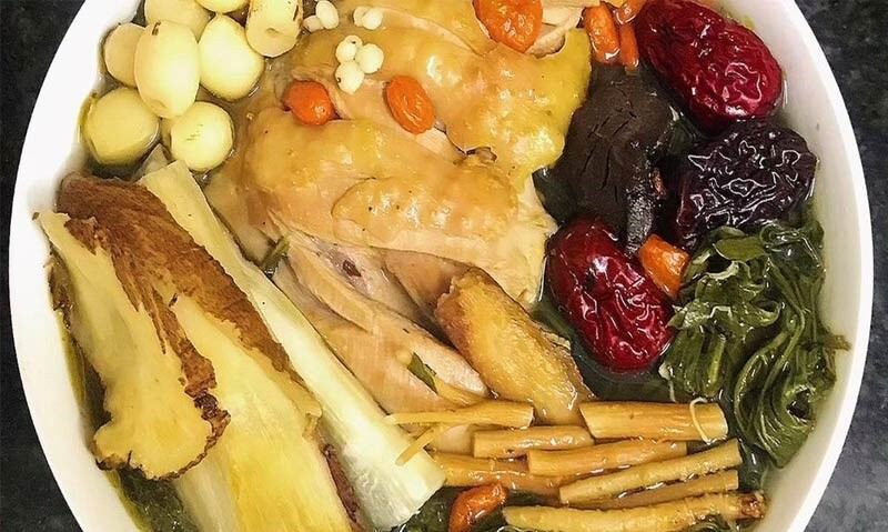 Gà hầm sâm thuốc bắc với nhân sâm và các loại dược liệu quý