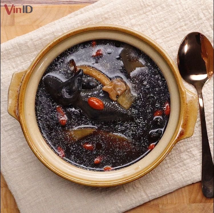 Gà hầm thuốc bắc đơn giản, da vàng ruộm