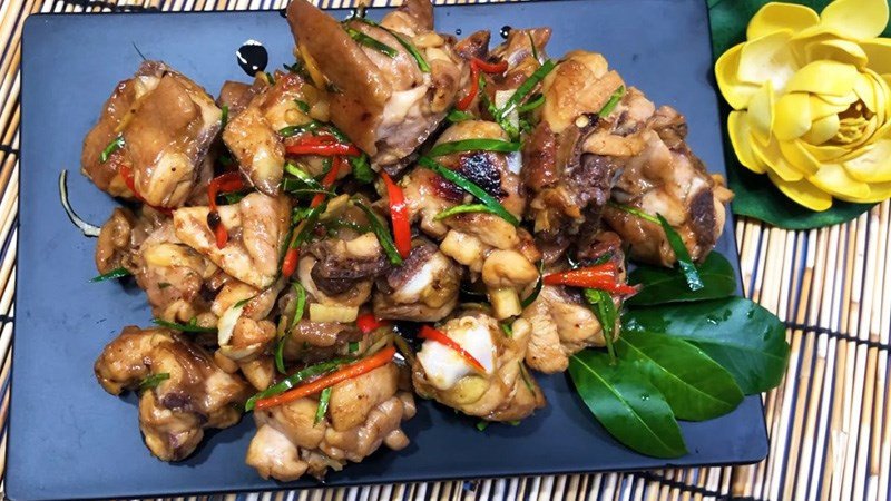 Gà kho lá chanh độc đáo