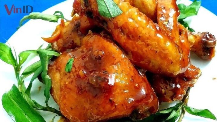 Gà rô ti nguyên con vàng óng, hấp dẫn cho bữa cơm gia đình