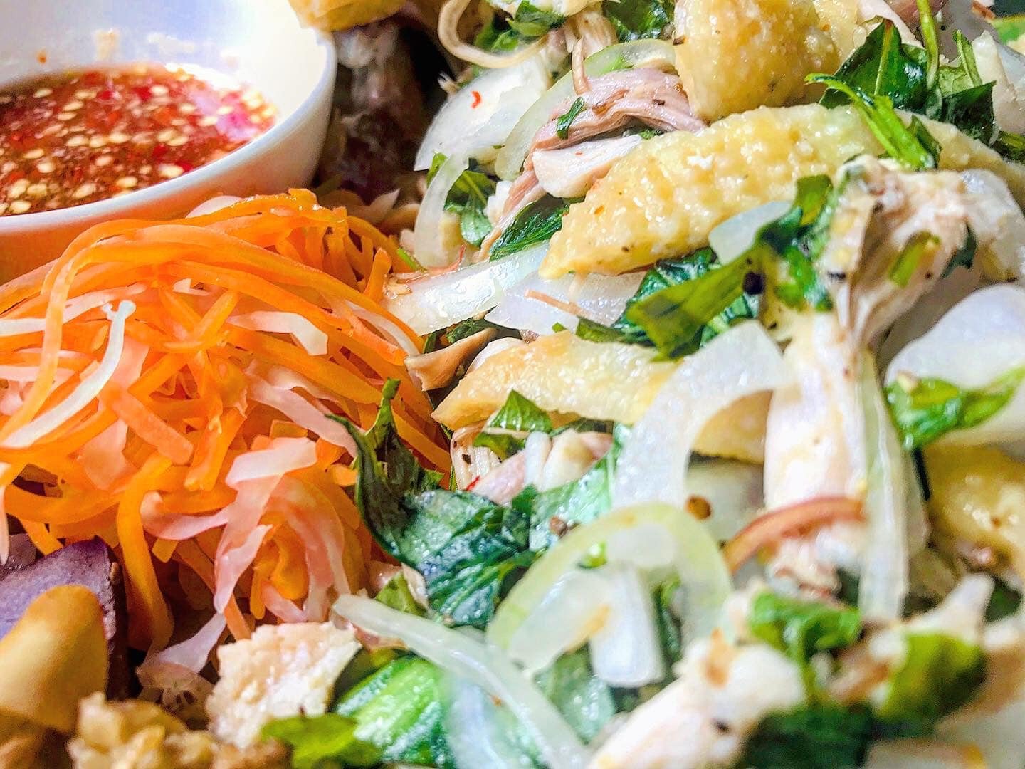 Gà ta đã xé phay, chuẩn bị trộn gỏi, phần da gà vàng óng