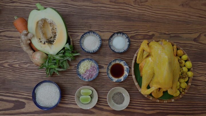 Gà tươi ngon, gạo và các gia vị đặc trưng cho món cơm gà Quảng Nam