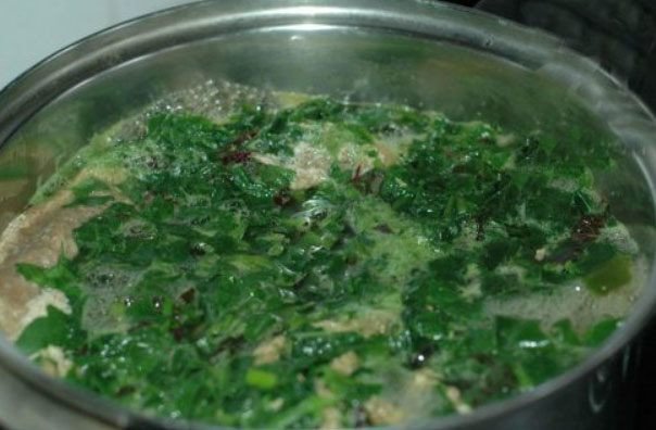 Gạch cua được xào thơm, sẽ tạo màu sắc và hương vị đặc trưng cho món canh rau mồng tơi nấu cua