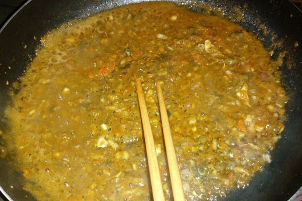 Gạch cua được xào thơm và có màu vàng ươm