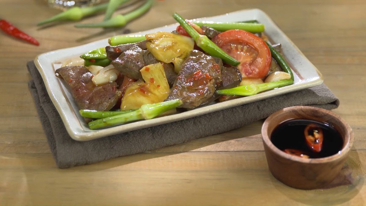 Gan bò xào thơm dứa vàng ươm trên đĩa