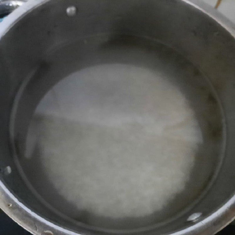 Gạo đang được nấu để làm nền cho món cháo hột vịt lộn