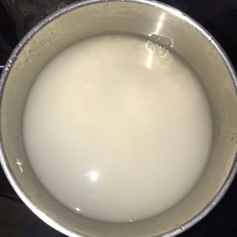 Gạo được vo sạch chuẩn bị nấu cháo