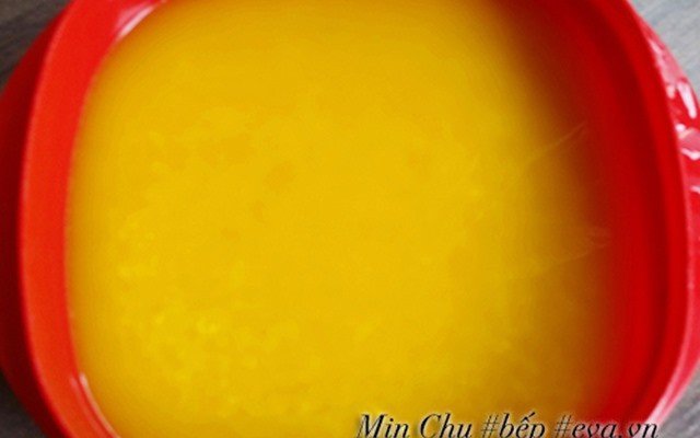 Gạo nếp cái hoa vàng được ngâm cùng bột nghệ và muối chuẩn bị nấu xôi xéo đậu xanh