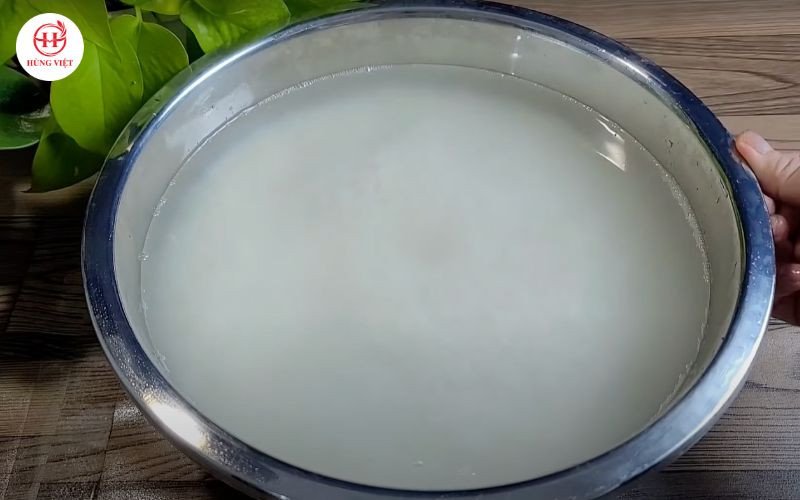 Gạo nếp đã ngâm nở, sẵn sàng cho cách nấu xôi để lâu không bị cứng